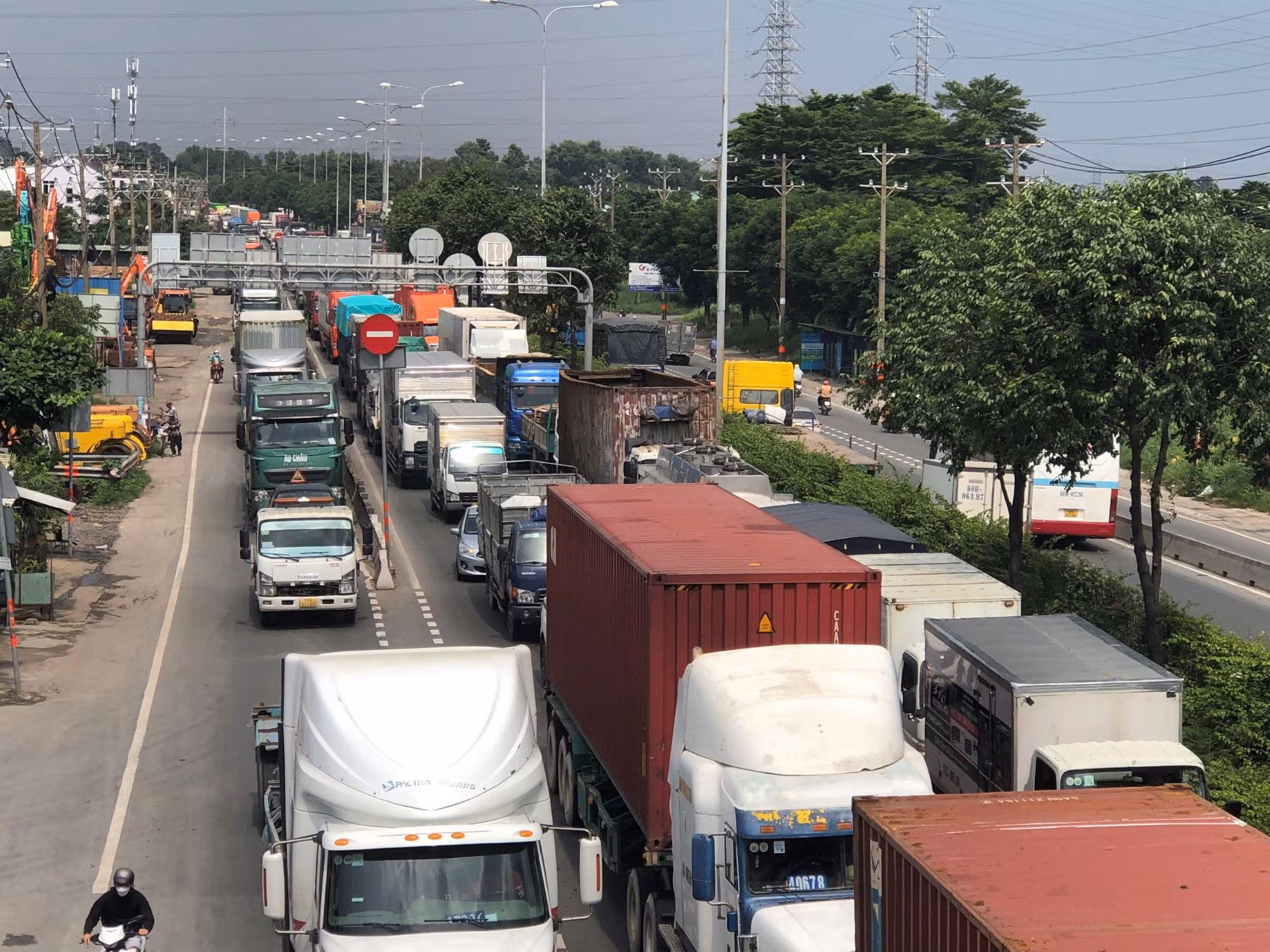 Va chạm ngã vào xe đầu kéo tử vong, quốc lộ 1 ùn ứ giao thông hơn 3km -1