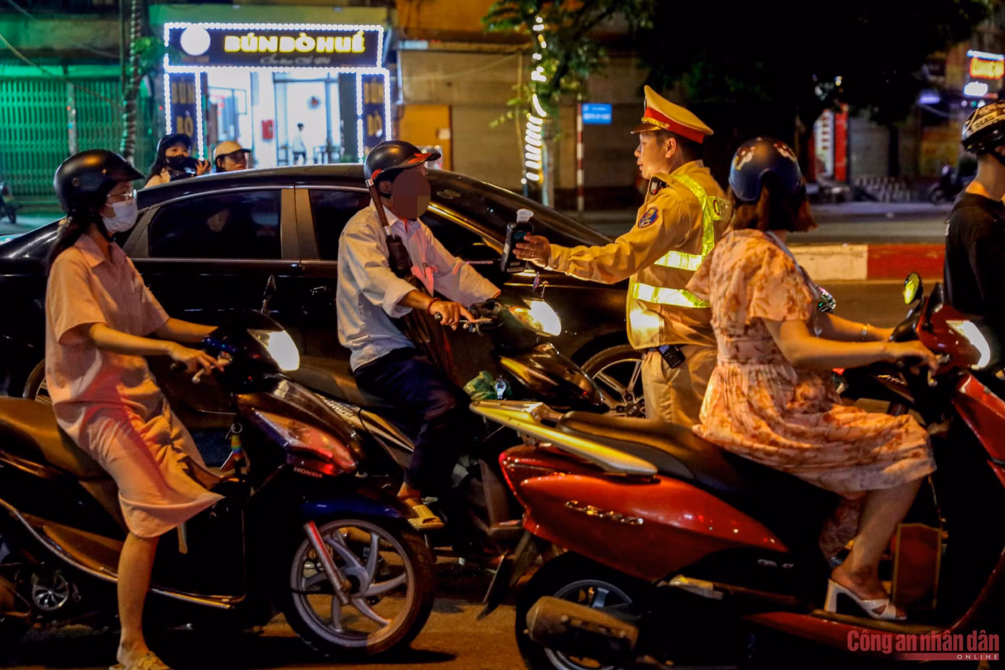 Rời quán nhậu đi không vững, tài xế gặp CSGT ảnh 7 Theo CSGT đi bắt