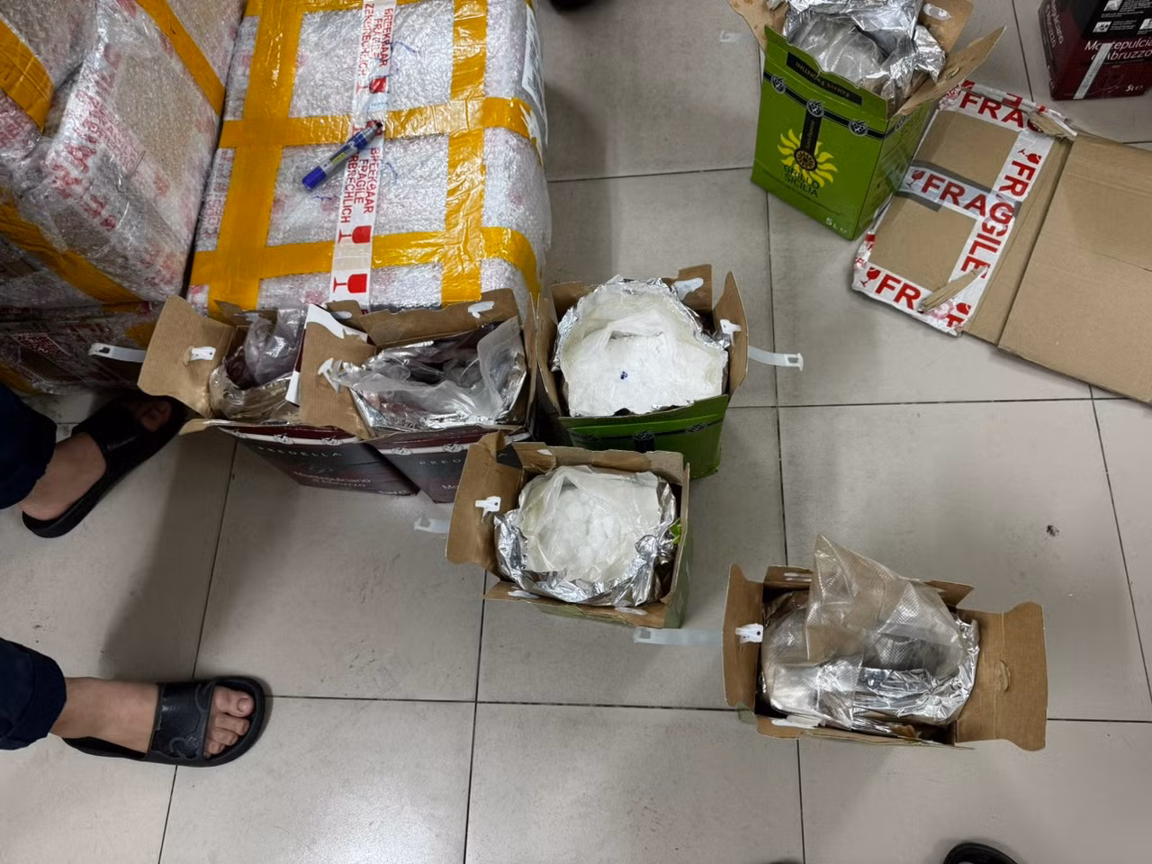 Phát hiện 97,5 kg ma túy tổng hợp giâú trong các bịch rượu vang -1