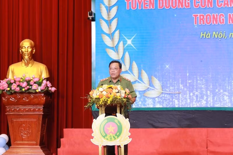 Công an TP Hà Nội tuyên dương con em CBCS đạt thành tích cao trong học tập -1