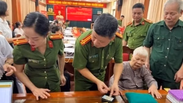 Người dân được thụ hưởng nhiều tiện ích khi triển khai Luật Căn cước