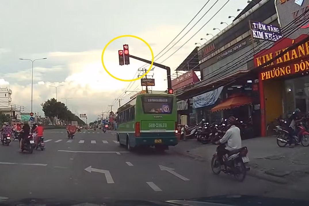 Tài xế xe buýt vượt đèn đỏ, coi thường mạng sống người đi đường -0