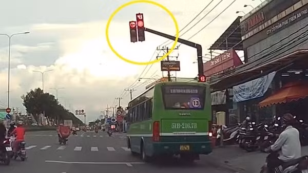 Xử lý tài xế xe buýt vượt đèn đỏ, coi thường mạng sống người đi đường