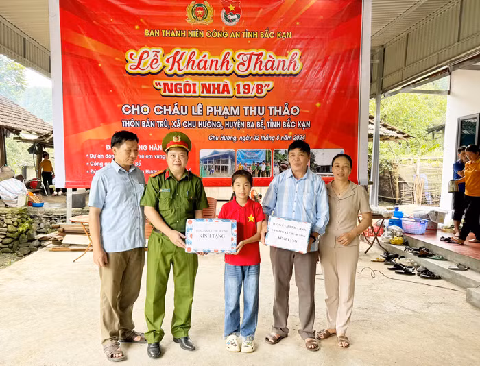 Khánh thành và bàn giao “Ngôi nhà 19/8” -1