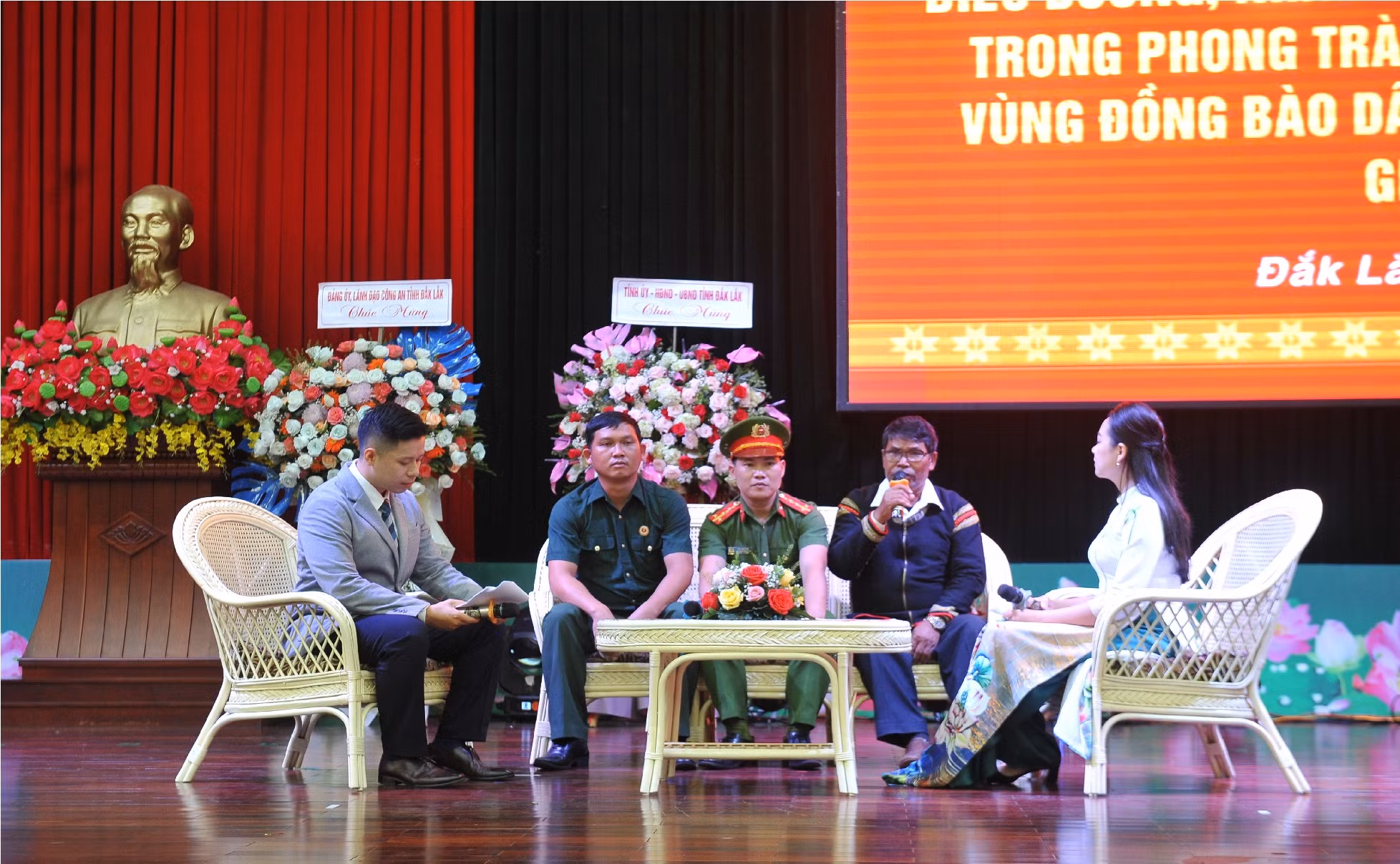 Biểu dương điển hình tiên tiến trong phong trào Toàn dân bảo vệ ANTQ -1