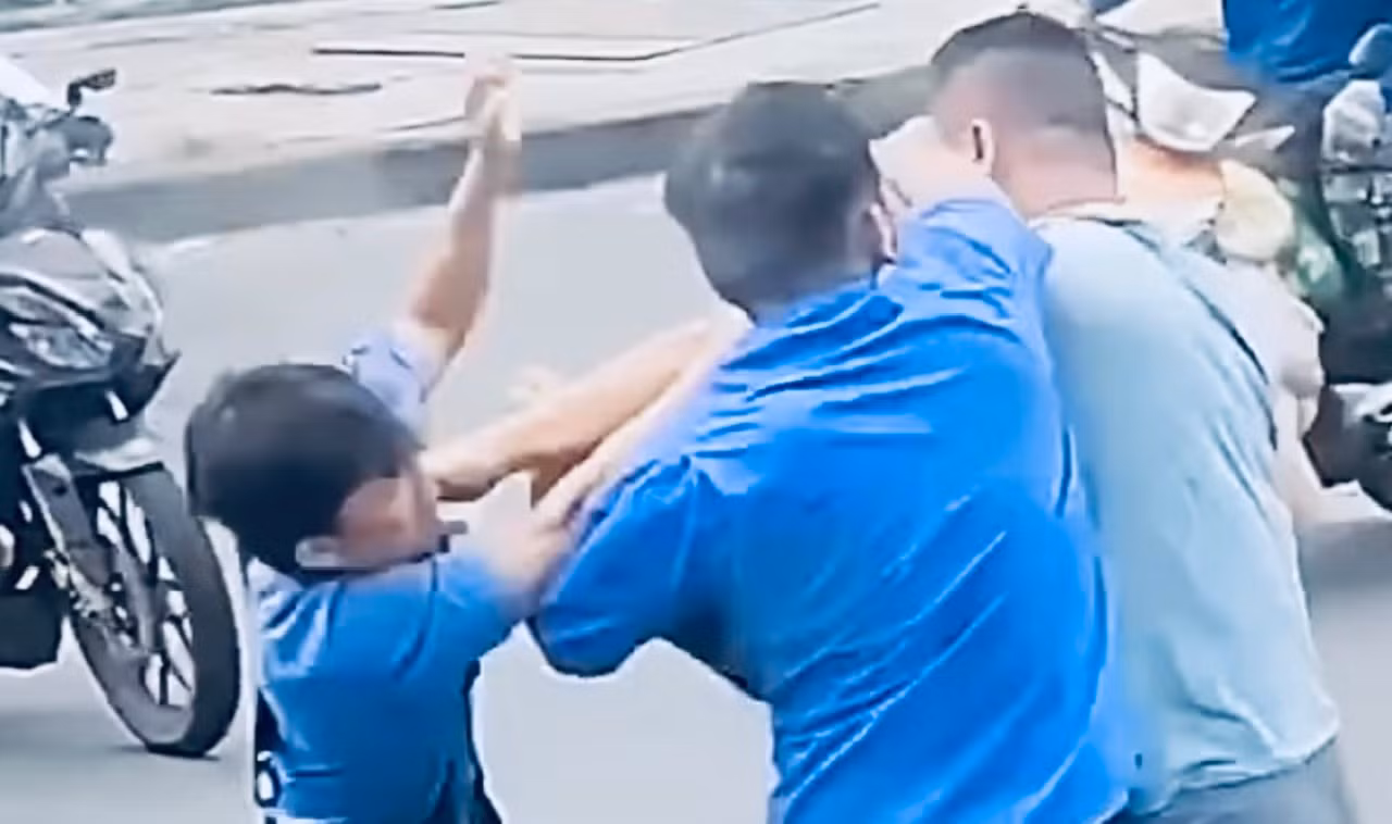 Tài xế xe buýt và nhân viên soát vé dừng phương tiện giữa đường xông vào đánh người -1