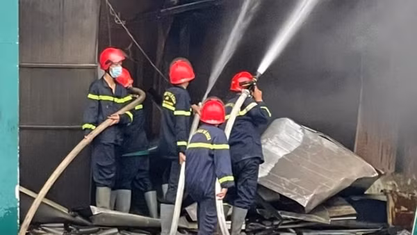 Cháy lớn tại công ty sản xuất hạt điều ở Bình Phước