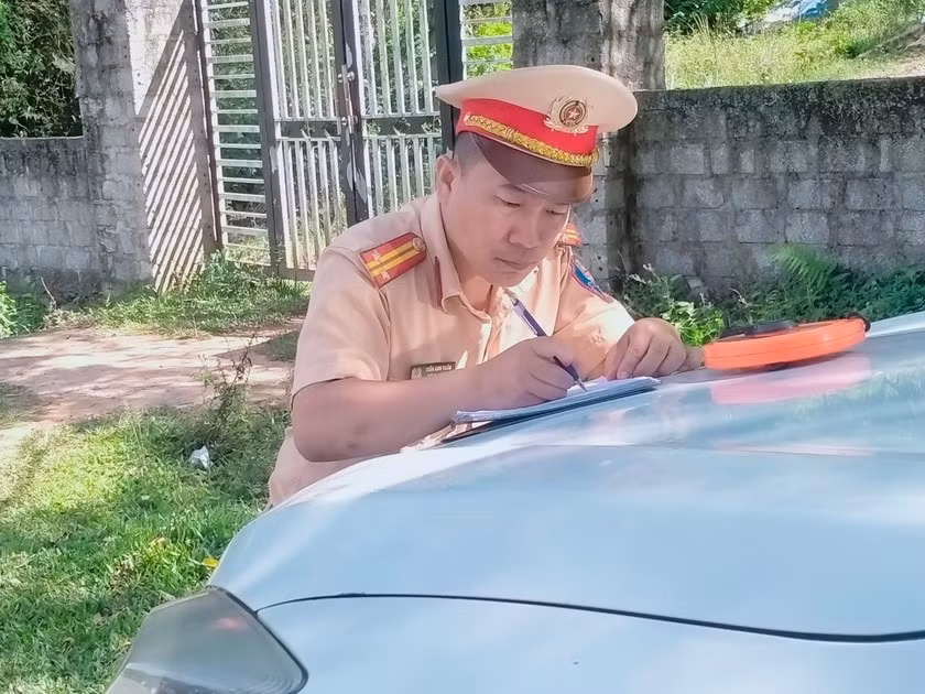 Những hành động đẹp của Cảnh sát Giao thông ở vùng cát nhận “mưa lời khen” -0