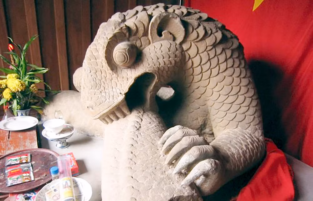Tượng xà thần tự cắn đuôi mình trong đền thờ Thái sư Lê Văn Thịnh, được công nhận là Bảo vật quốc gia năm 2013.