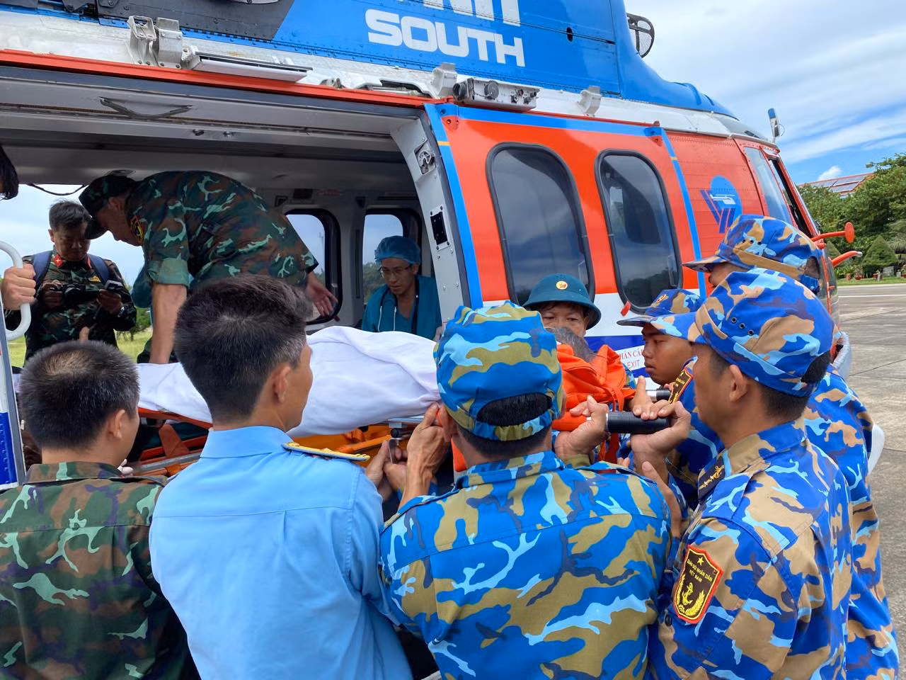 Điều trực thăng bay ra Trường Sa đưa ngư dân chấn thương sọ não về đất liền điều trị -0