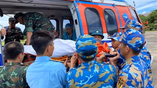 Điều trực thăng ra Trường Sa đưa ngư dân chấn thương sọ não về đất liền điều trị