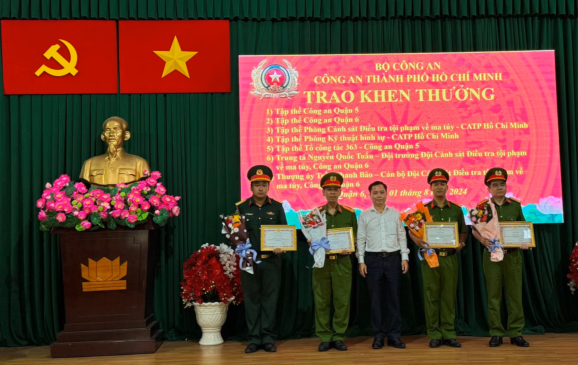 Công an TP Hồ Chí Minh khen thưởng các đơn vị phá đường dây ma túy, tiền giả… -1