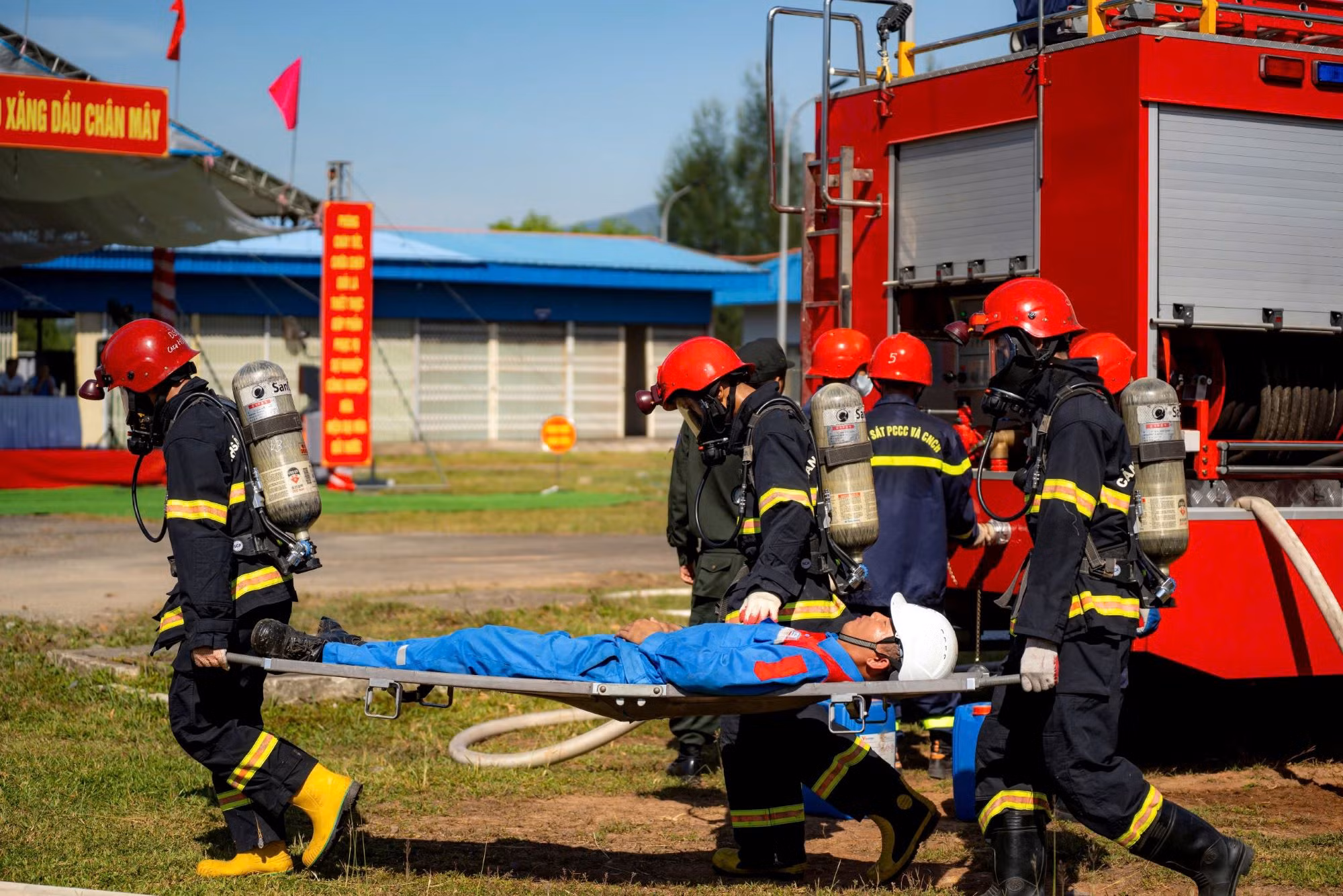 Hàng trăm Cảnh sát tham gia diễn tập chữa cháy và cứu nạn quy mô lớn tại kho xăng dầu Chân Mây -0