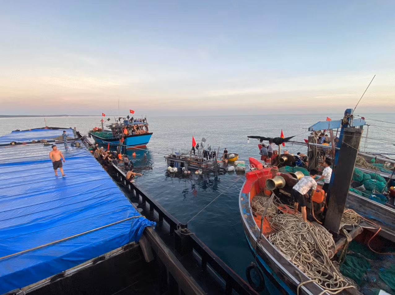 Tàu cá va chạm với tàu hàng ở cửa biển, 11 ngư dân được cứu sống -0