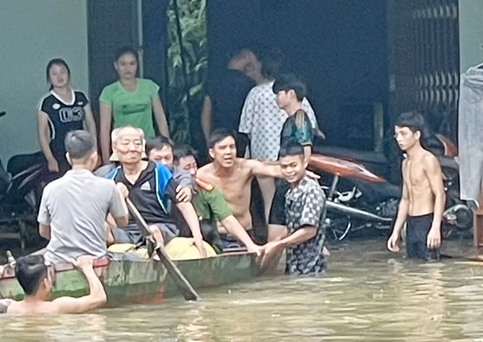 Công an Lào Cai giúp nhân dân di chuyển đến nơi an toàn do thủy điện xả lũ -0