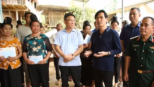 Thăm hỏi, hỗ trợ khẩn cấp người dân vùng ngập lụt ở Sơn La