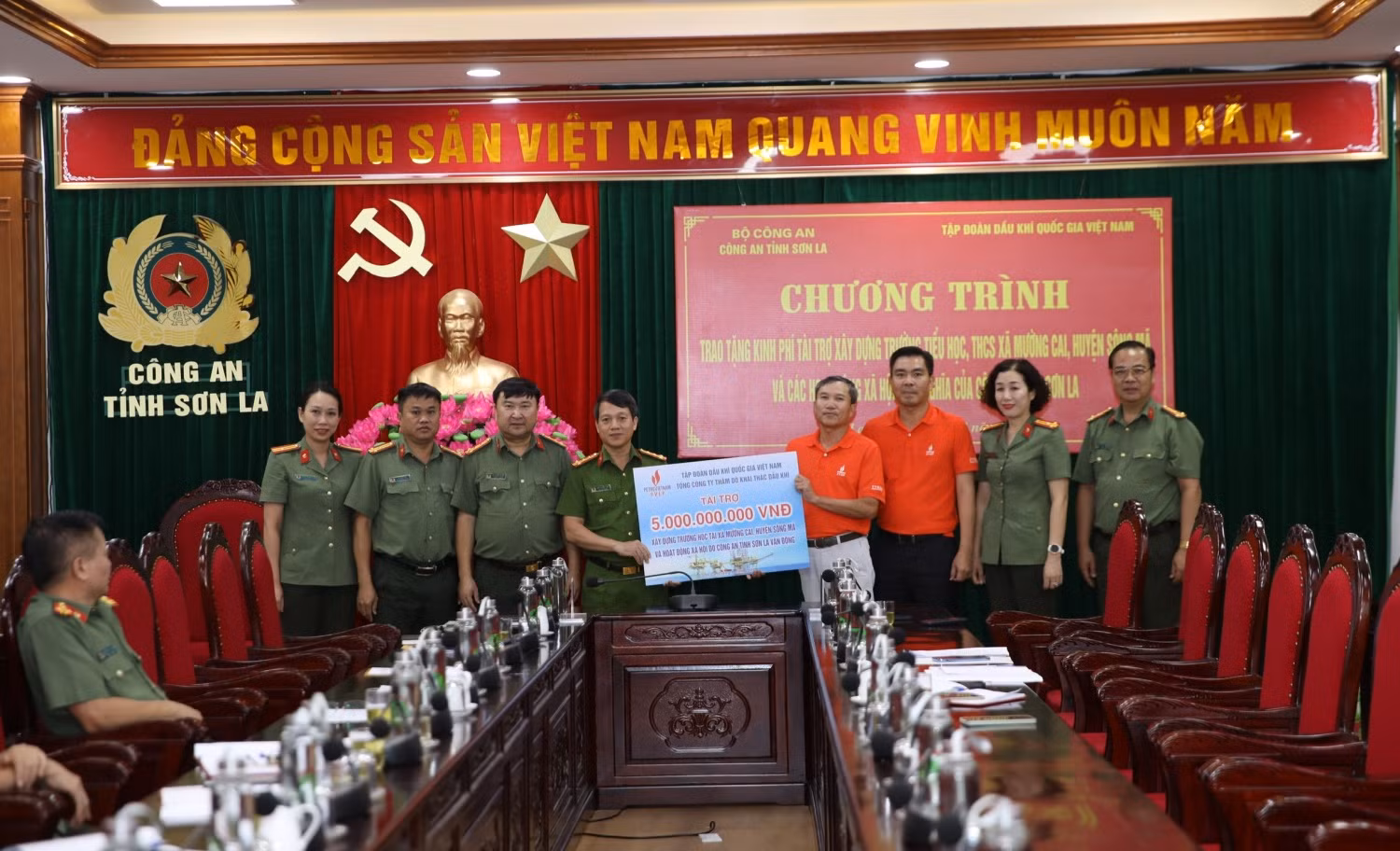 Petrovietnam thăm hỏi, hỗ trợ người dân Sơn La và Điện Biên khắc phục hậu quả mưa lũ -0