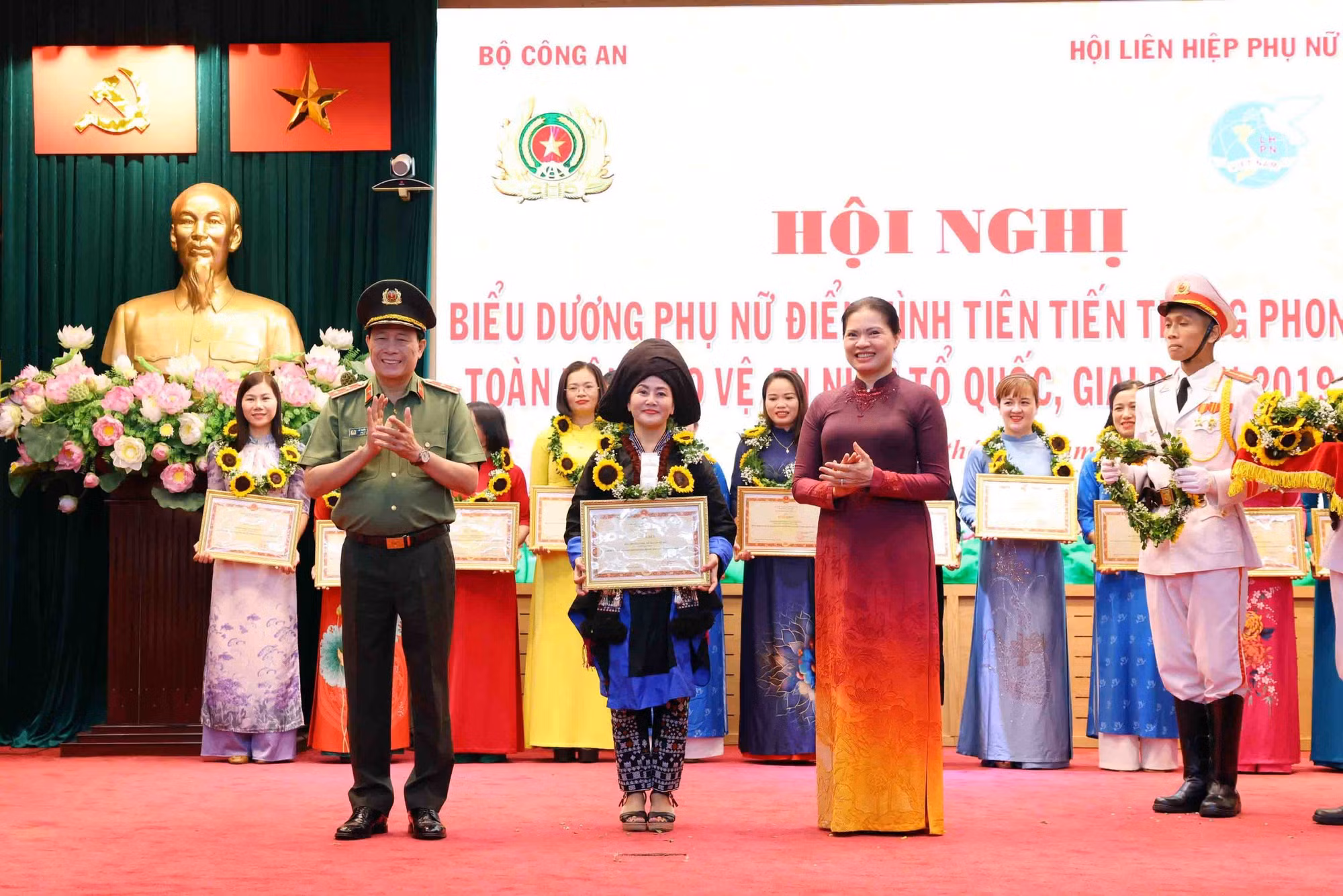 Tôn vinh 31 tập thể, 35 cá nhân phụ nữ điển hình tiên tiến trong phong trào toàn sân bảo vệ ANTQ khu vực phía Bắc -0