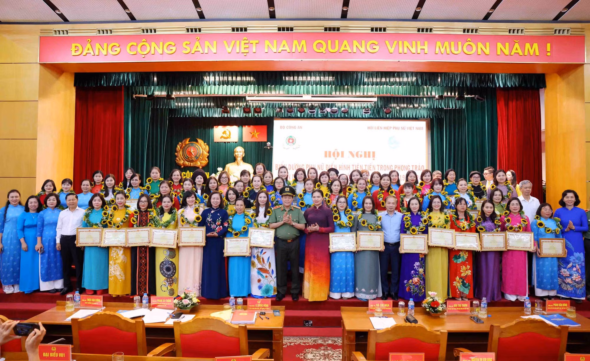 Tôn vinh 31 tập thể, 35 cá nhân phụ nữ điển hình tiên tiến trong phong trào toàn sân bảo vệ ANTQ khu vực phía Bắc -0