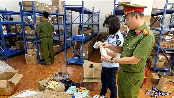 Tràn lan mỹ phẩm rởm, tẩy date cũ, in dập date mới trá hình