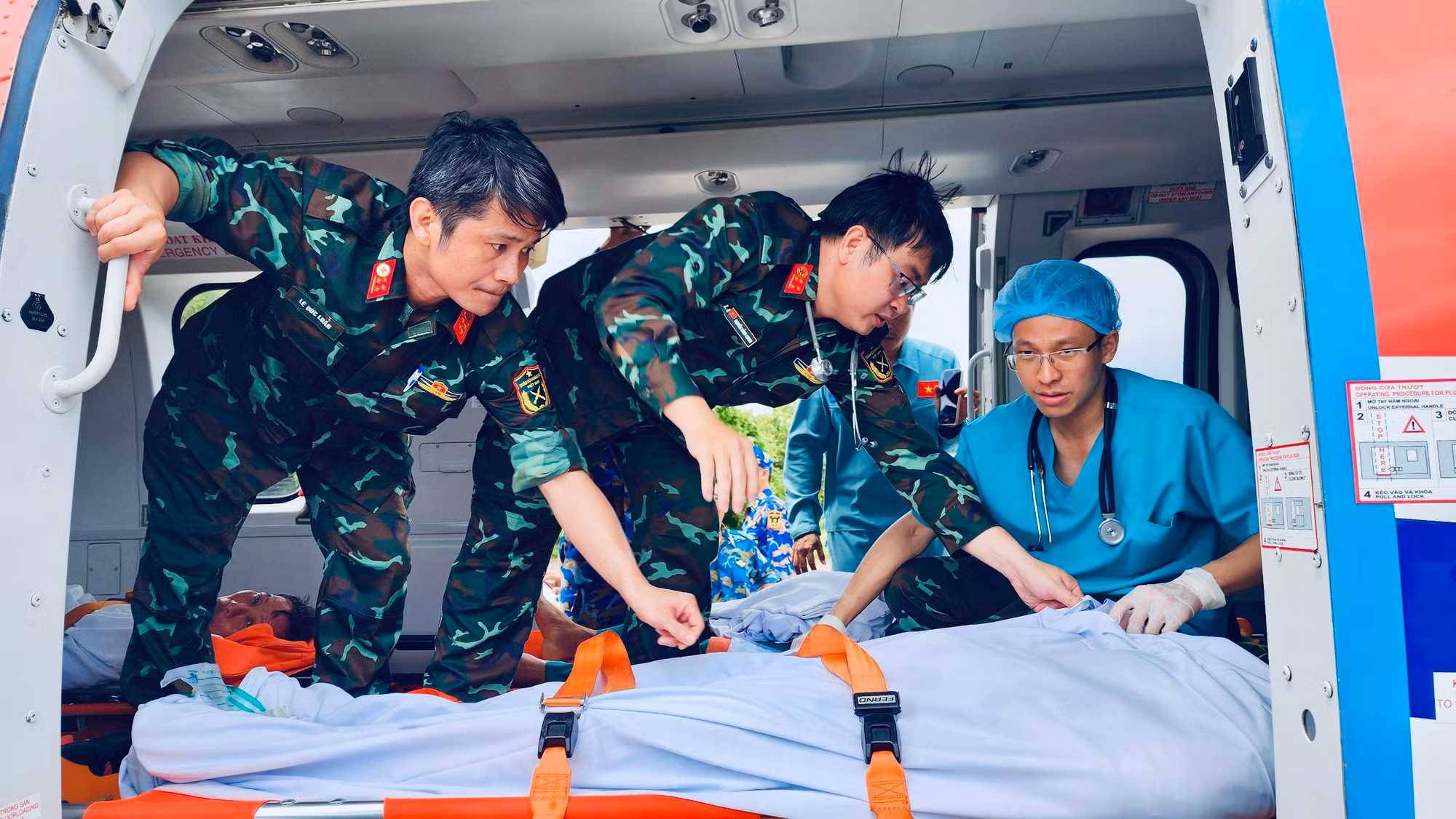 Lần đầu tiên trực thăng vận chuyển cùng lúc 3 bệnh nhân từ Trường Sa về đất liền điều trị -1