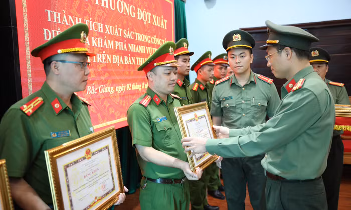 Khen thưởng 7 CBCS khám phá nhanh vụ trọng án tại Bắc Giang -0