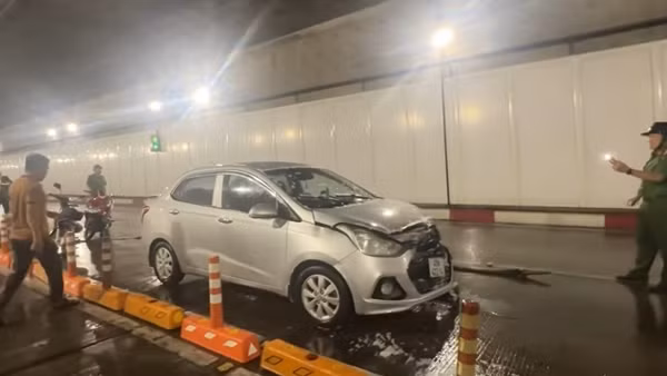 Kịp thời dập tắt đám cháy xe ô tô trong hầm vượt sông Sài Gòn