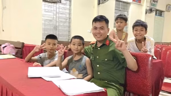 Phó trưởng Công an xã đưa tiếng Anh ngược dốc
