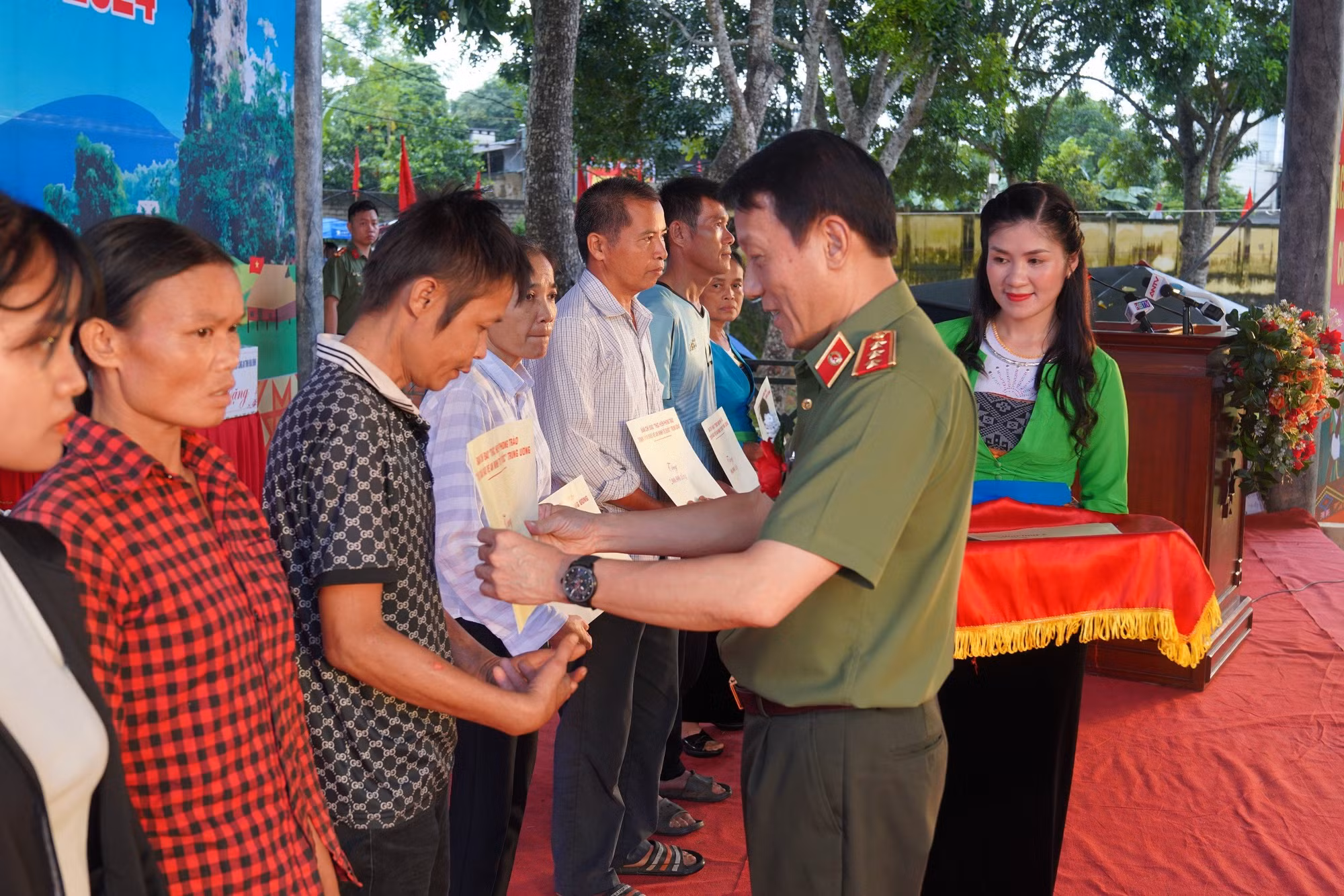 Nô nức Ngày hội toàn dân bảo vệ an ninh Tổ quốc tại xã Phong Phú- cái nôi văn hóa của vùng Mường Bi -0