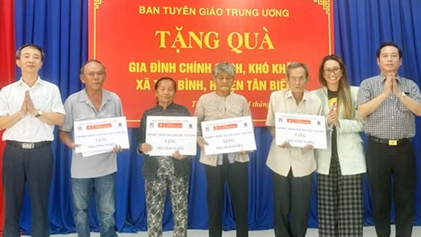Tân Hiệp Phát trao tặng chi phí xây nhà tình nghĩa cho các gia đình chính sách