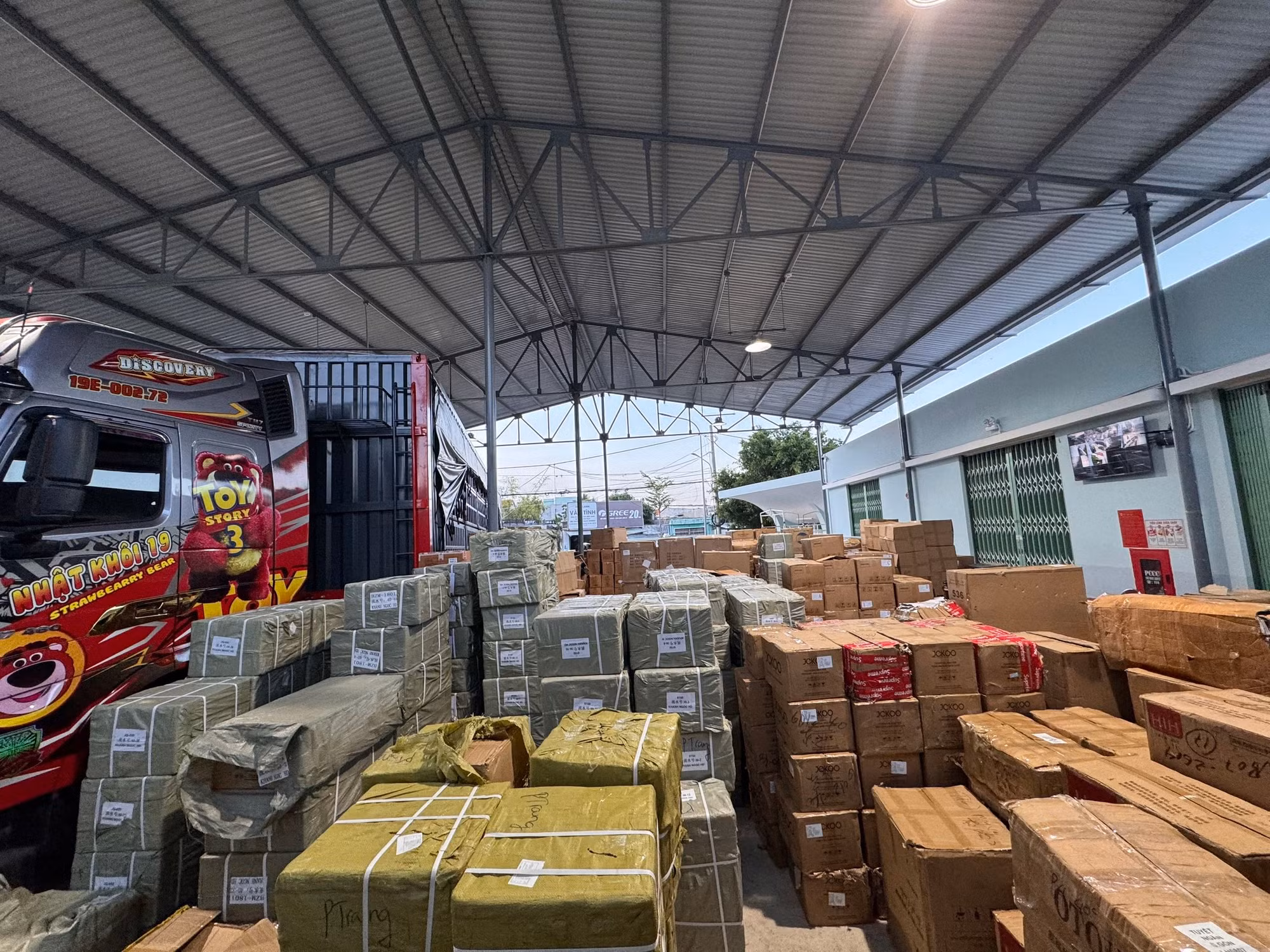 Tạm giữ trên 20 tấn mỹ phẩm, đồ điện gia dụng không có hóa đơn, chứng từ -0