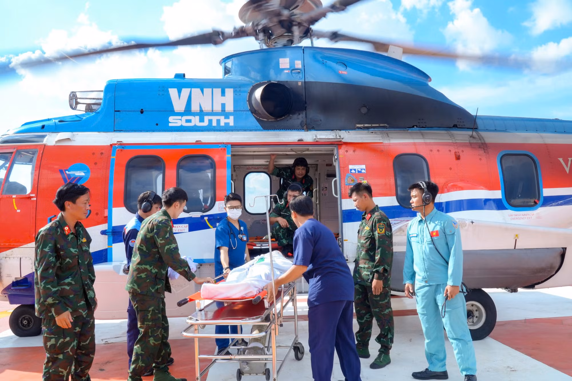 Lần đầu tiên trực thăng vận chuyển cùng lúc 3 bệnh nhân từ Trường Sa về đất liền điều trị -1