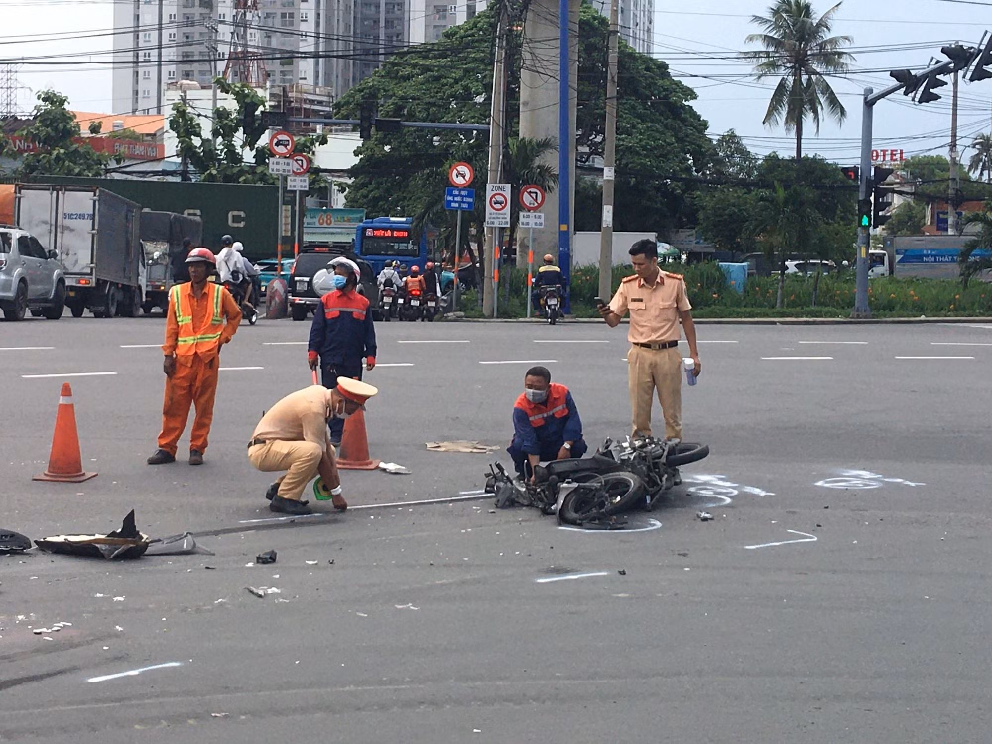 Sau tai nạn, người phụ nữ bò ra khỏi gầm xe ben, thoát nạn thần kỳ -0