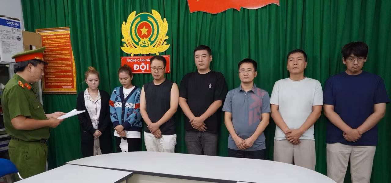 Triệt phá tụ điểm mại dâm cho người nước ngoài núp bóng nhà hàng thu lợi 10 tỷ đồng -0