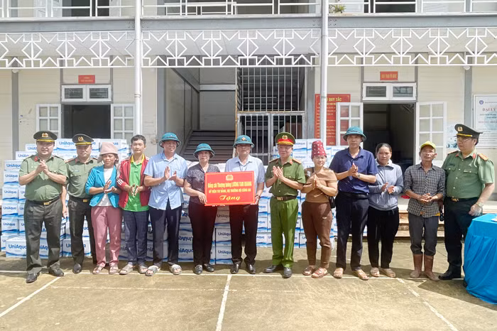 Nhiều hoạt động từ thiện hỗ trợ người dân thiệt hại mưa lũ ở Sơn La -1