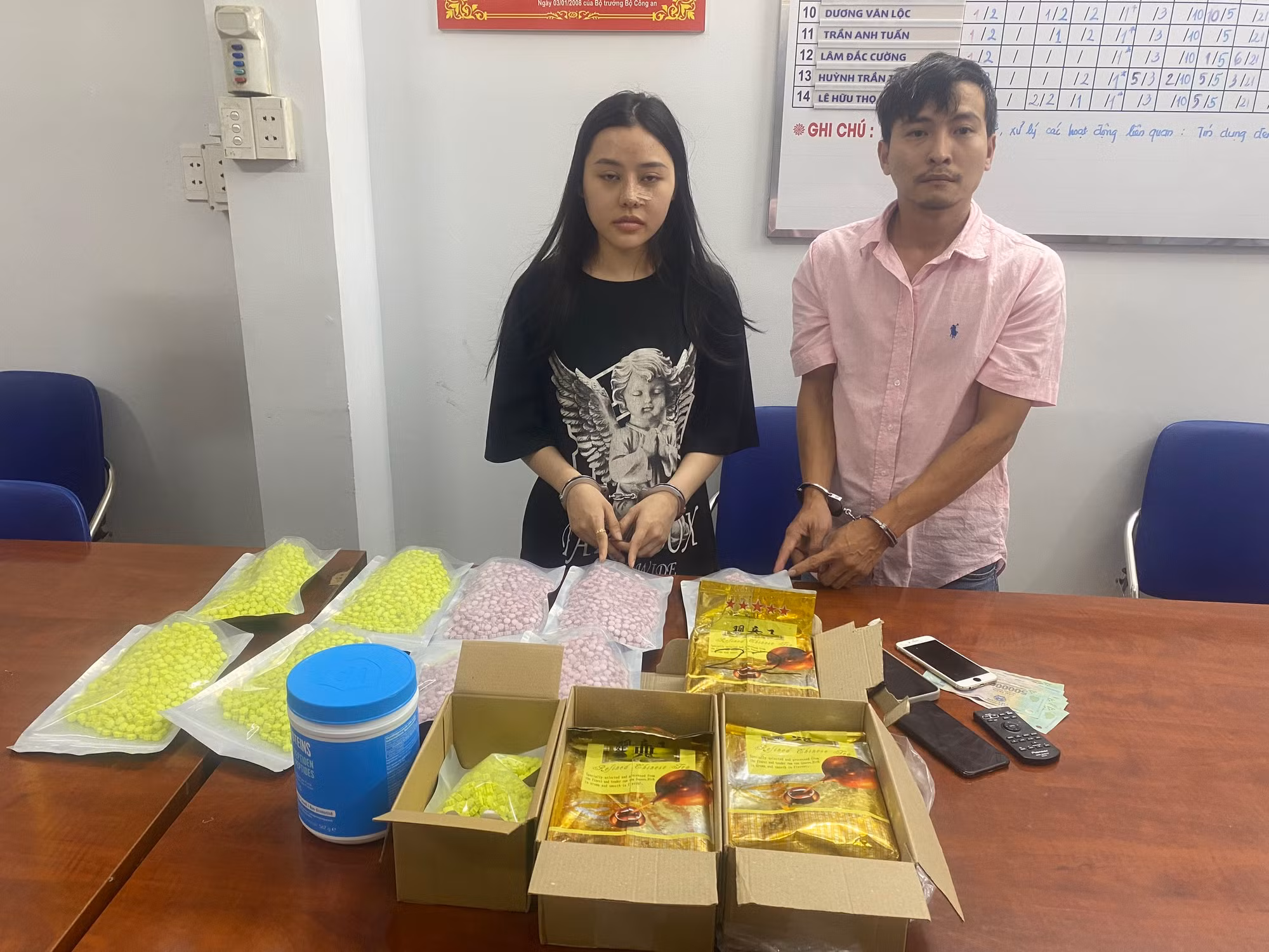 Khen thưởng các tập thể triệt phá đường dây ma túy từ Campuchia về Việt Nam tiêu thụ -0