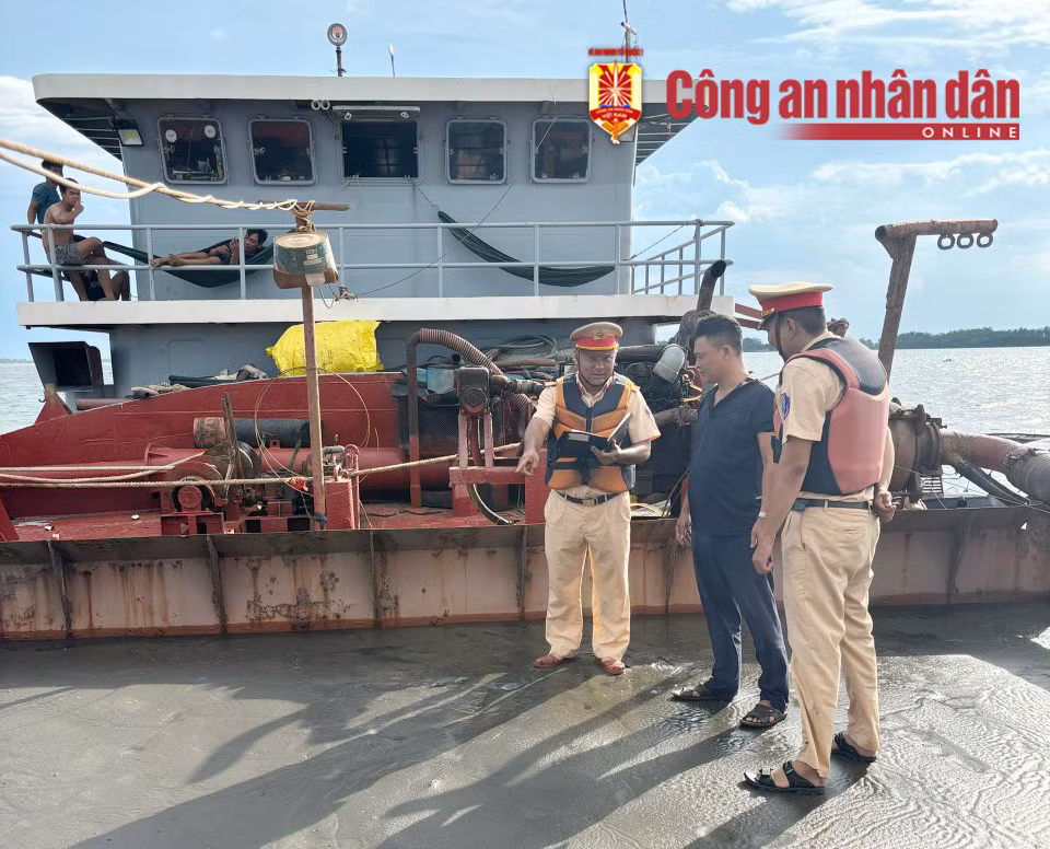 Bắt quả tang 3 phương tiện bơm hút, vận chuyển trái phép gần 2.000 mét khối cát -1