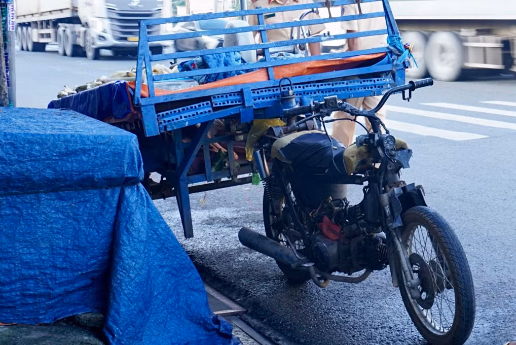 Tôi biết đi xe này là sai nhưng…mưu sinh mà -0