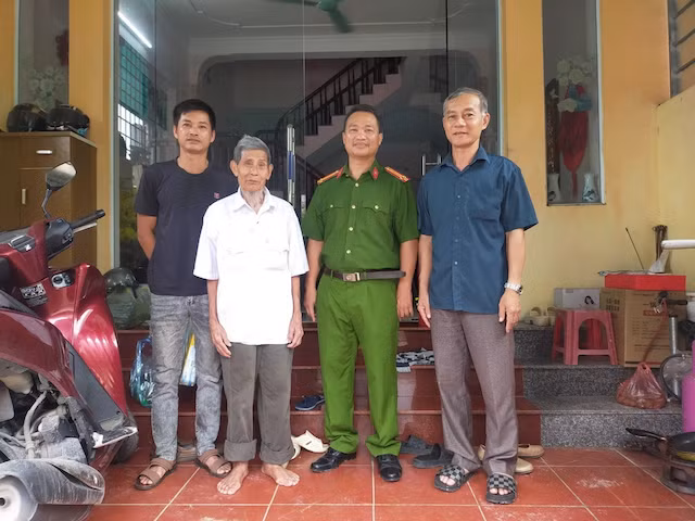 Công an xã Đồng Lạc nhanh chóng tìm gia đình cho cụ già đi lạc -0