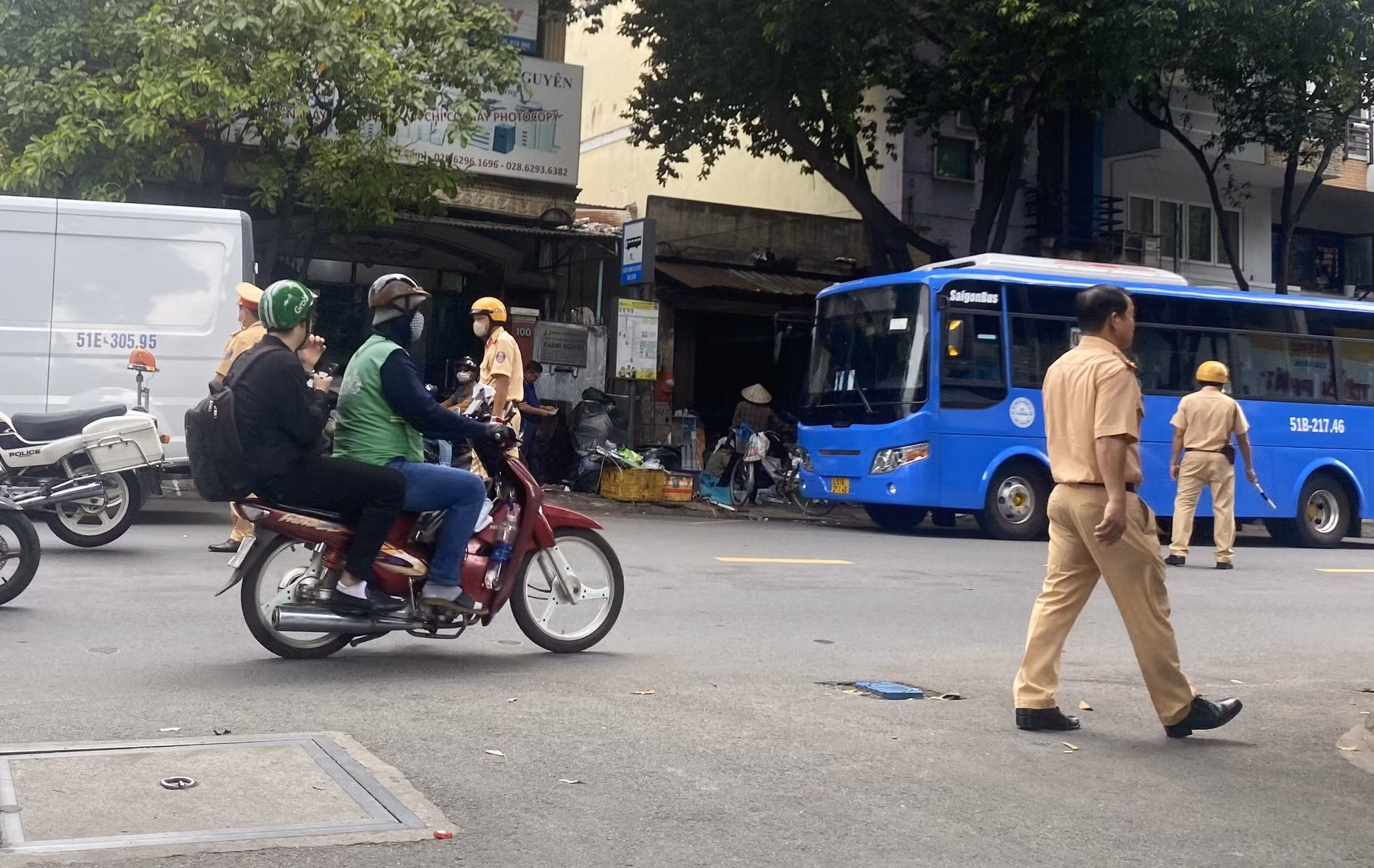 Truy tìm xe ô tô màu đen gây tai nạn khiến 2 người thương vong rồi bỏ trốn -0