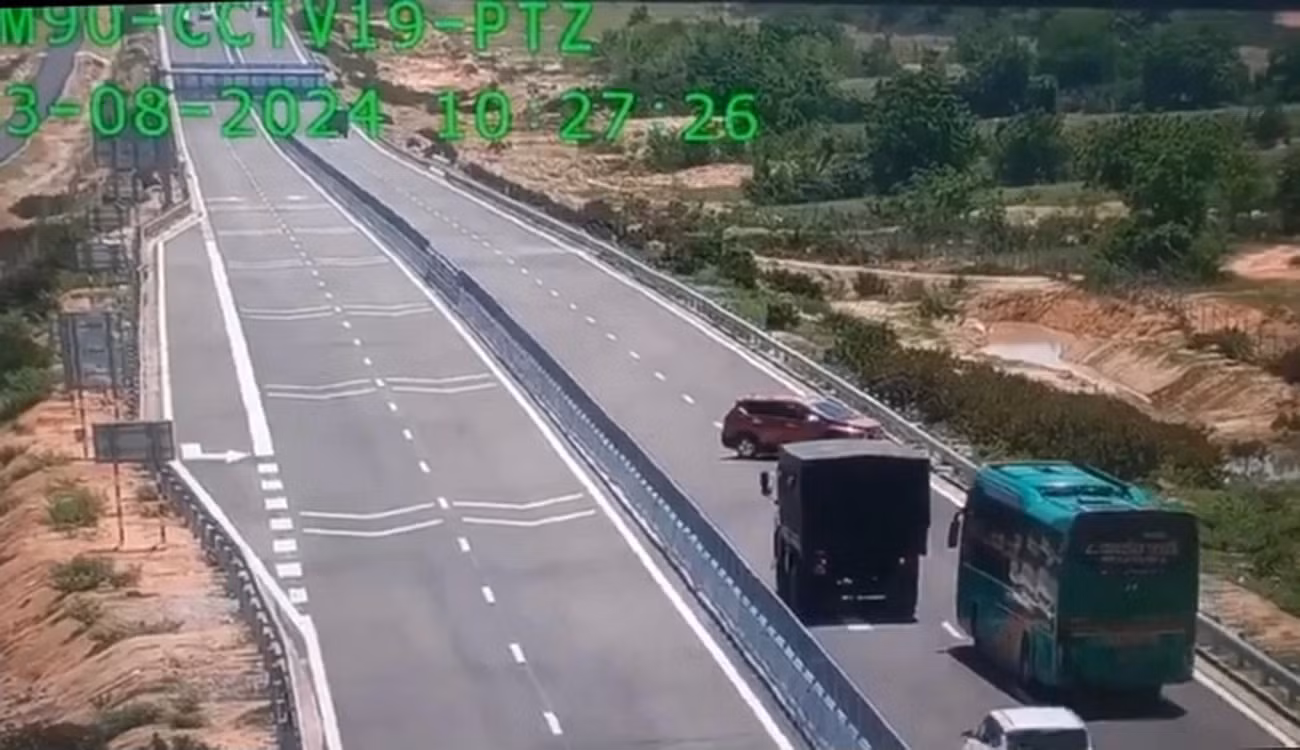 Không có giấy phép lái xe lại còn điều khiển ô tô chạy ngược chiều trên cao tốc -0