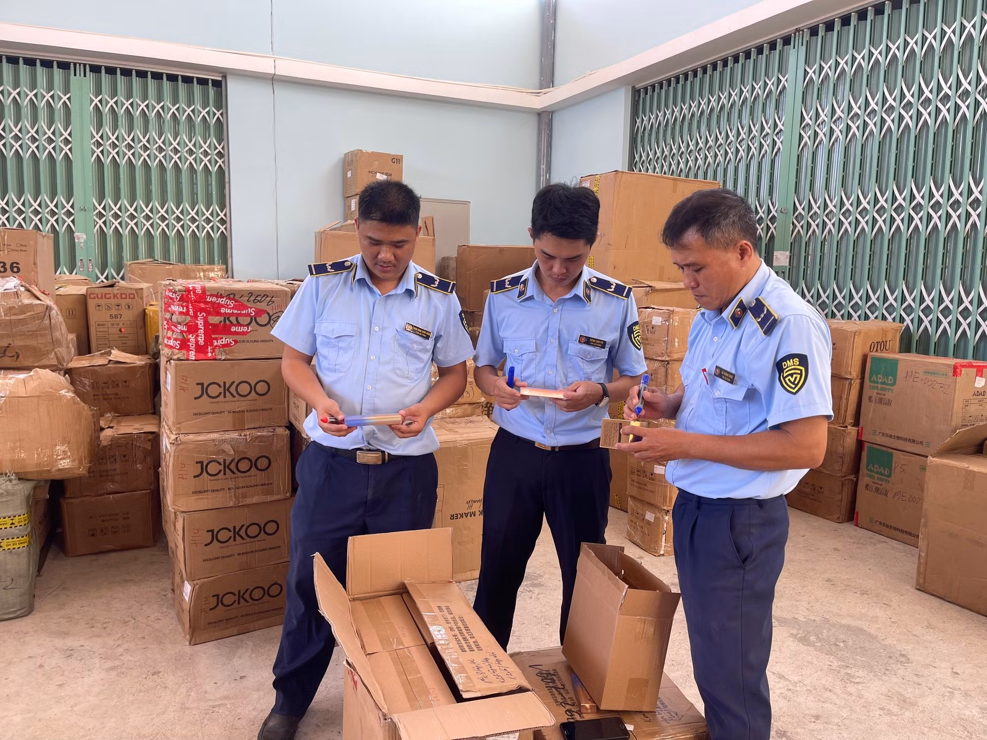 Tạm giữ trên 20 tấn mỹ phẩm, đồ điện gia dụng không có hóa đơn, chứng từ -0