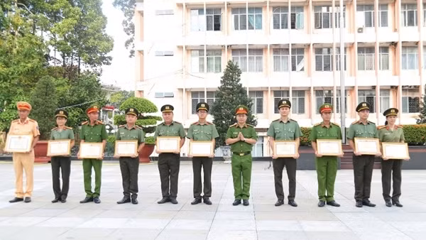 Bộ Công an khen thưởng các đơn vị khám phá 2 đường dây mua bán súng