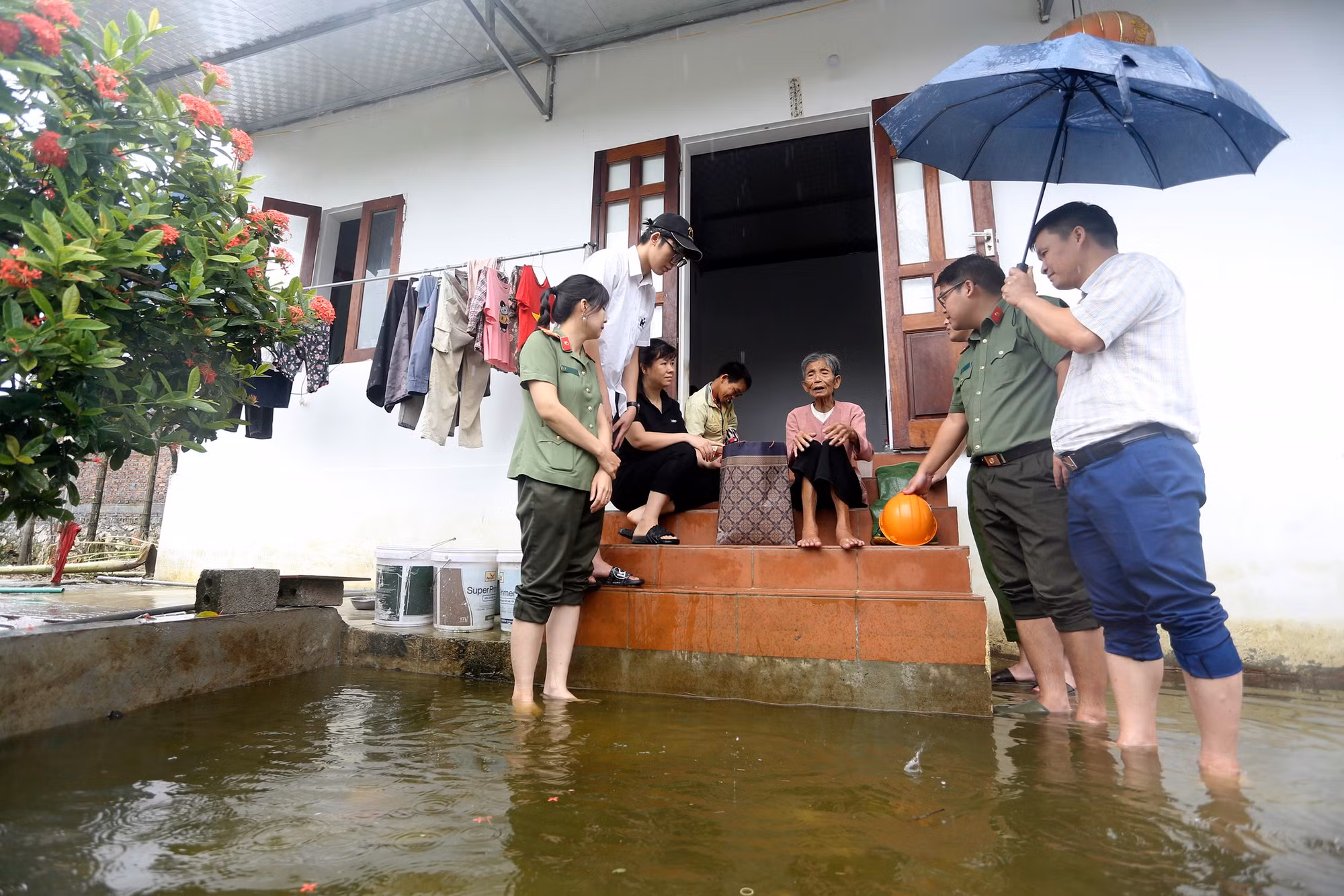 Lòng nhân ái lan tỏa tới bà con vùng ngập lụt Chương Mỹ -0