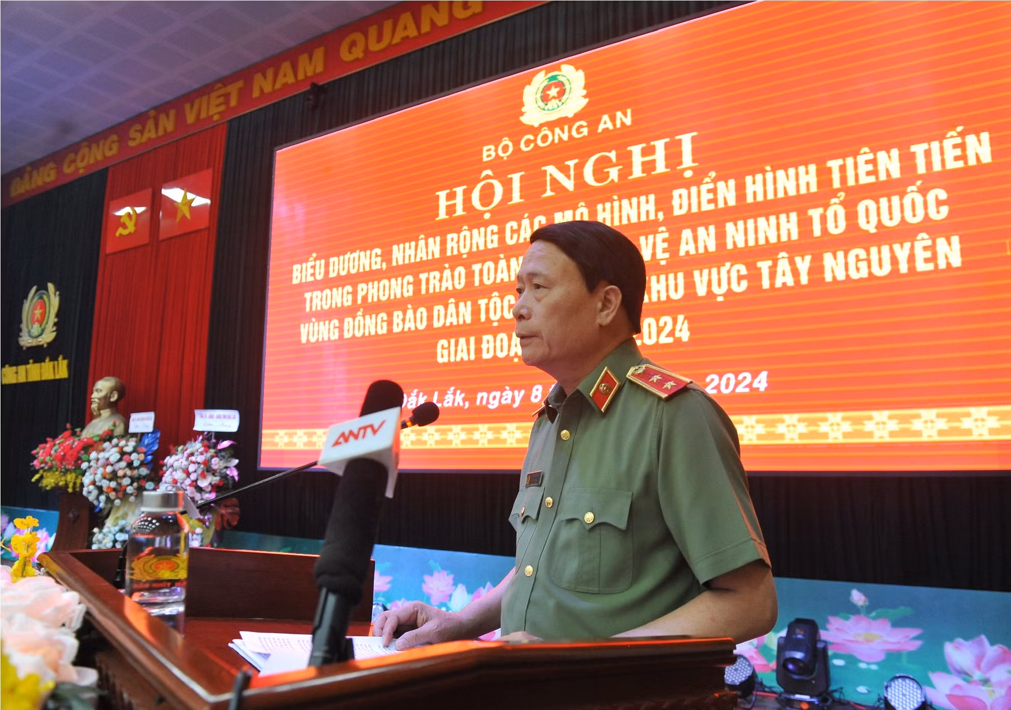 Biểu dương điển hình tiên tiến trong phong trào Toàn dân bảo vệ ANTQ -0