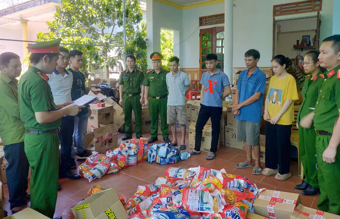 Đột kích cơ sở sản xuất và tổng kho nước giặt giả thương hiệu nhãn hàng OMO -0