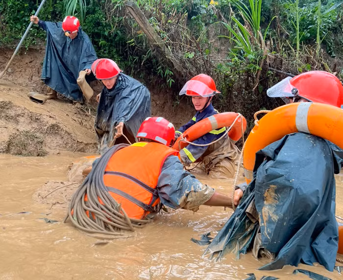 Công an Điện Biên dầm mình trong mưa lũ, vì nhân dân phục vụ -0