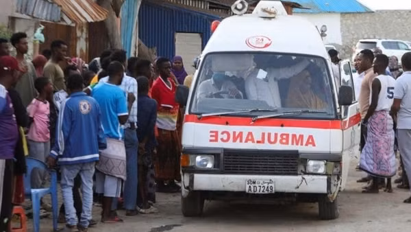 Gần 100 người thương vong trong vụ đánh bom liều chết trên bãi biển Somalia