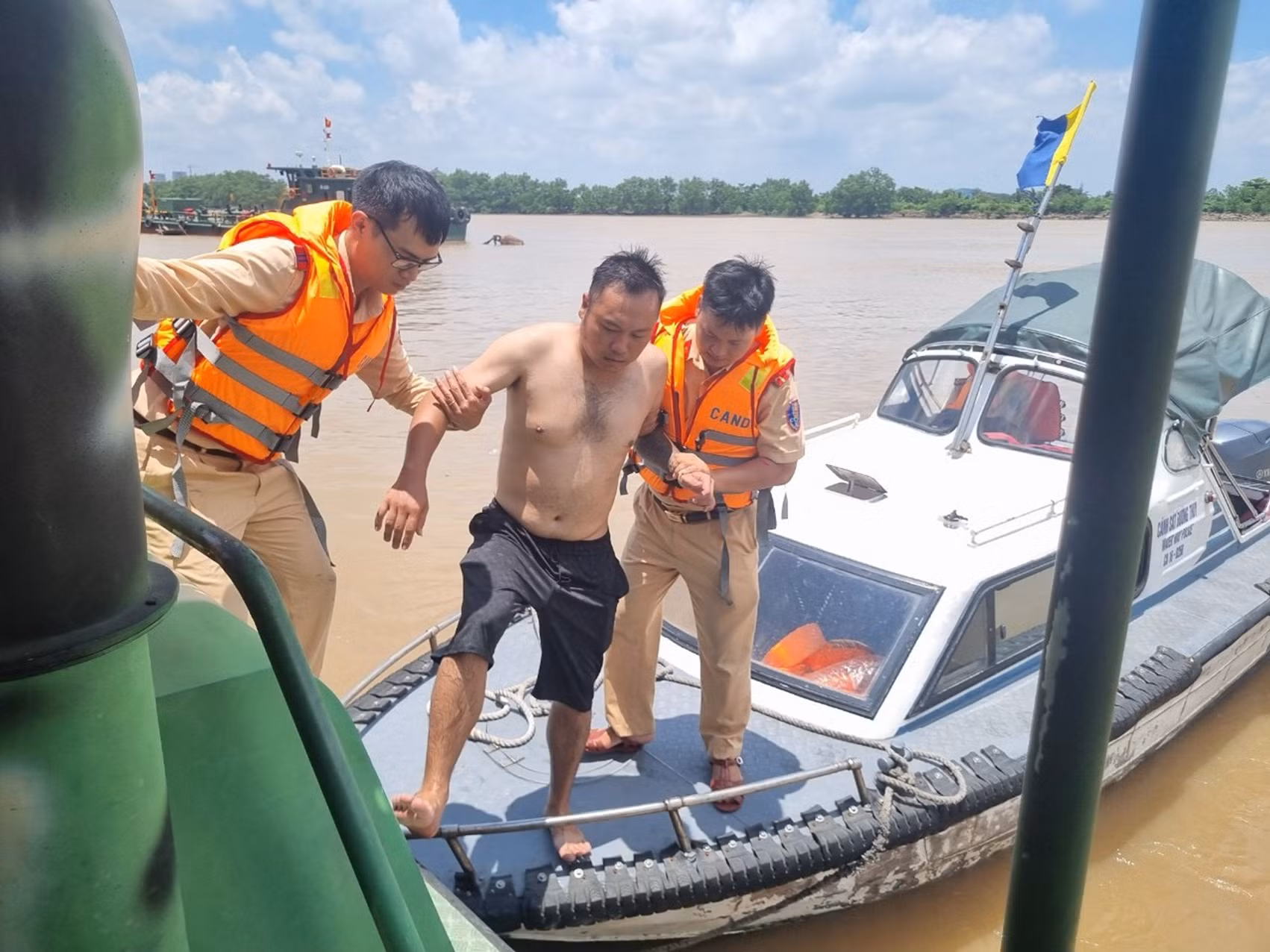 Cảnh sát đường thủy Hải Phòng kịp thời cứu sống thuyền viên đuối nước trên sông -0