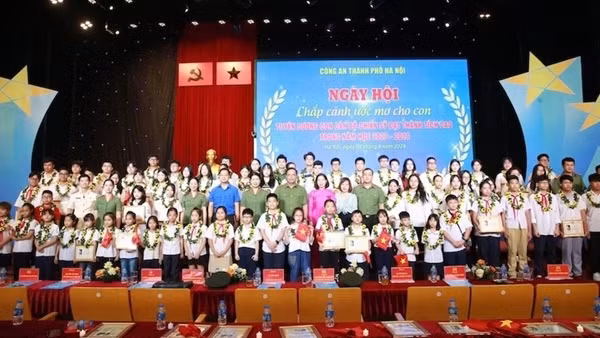Công an TP Hà Nội tuyên dương con em CBCS đạt thành tích cao trong học tập